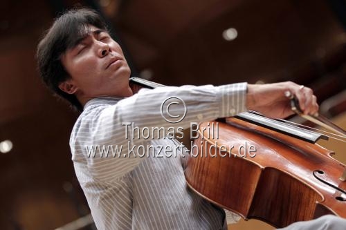 Chinesische Violoncellist Bonian Tian begleitet das Gürzenich Orchester Köln unter der Leitung des deutschen Dirigenten Markus Stenz in der Philharmonie Köln (&copy; Thomas Brill)