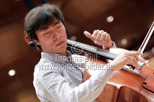 Chinesische Violoncellist Bonian Tian begleitet das Gürzenich Orchester Köln unter der Leitung des deutschen Dirigenten Markus Stenz in der Philharmonie Köln (&copy; Thomas Brill)