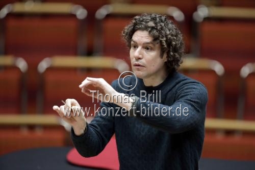 Britische Dirigent Robin Ticciati leitet das Deutsche Symphonie-Orchester Berlin in der Kölner Philharmonie (&copy; Thomas Brill)