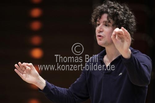 Britische Dirigent Robin Ticciati leitet das Scottish Chamber Orchestra in der Philharmonie Köln (© Thomas Brill)