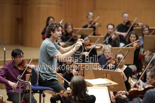Britische Dirigent Robin Ticciati leitet das Deutsche Symphonie-Orchester Berlin in der Kölner Philharmonie (© Thomas Brill)