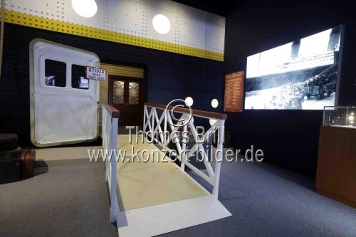 Die Ausstellung „Titanic: Eine Immersive Reise“ gastiert vom 07. Februar bis 29. Juni 2025 im Ex-Autohaus, Oskar-Jäger-Straße 99 in Köln (© Thomas Brill)