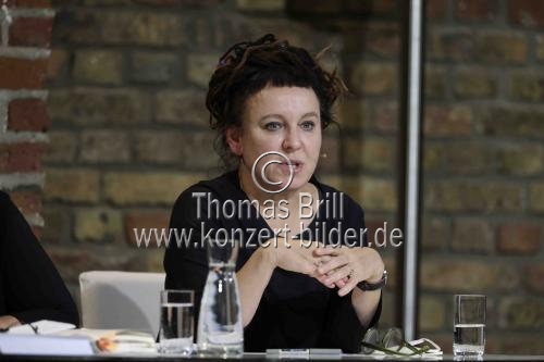 Polnische Literaturnobelpreisträgerin Olga Tokarczuk spricht mit Moderatorin Olga Mannheimer über „Übungen im Fremdsein“ in den Balloni-Hallen Köln (© Thomas Brill)