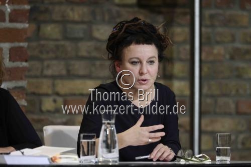Polnische Literaturnobelpreisträgerin Olga Tokarczuk spricht mit Moderatorin Olga Mannheimer über „Übungen im Fremdsein“ in den Balloni-Hallen Köln (© Thomas Brill)