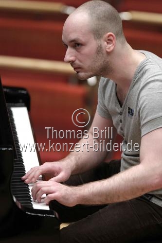 Russischer Pianist Nikolai Tokarew begleitet die Ungarische Nationalphilharmonie unter der Leitung des ungarischen Dirigenten Zoltán Kocsis in der Philharmonie Köln (© Thomas Brill)