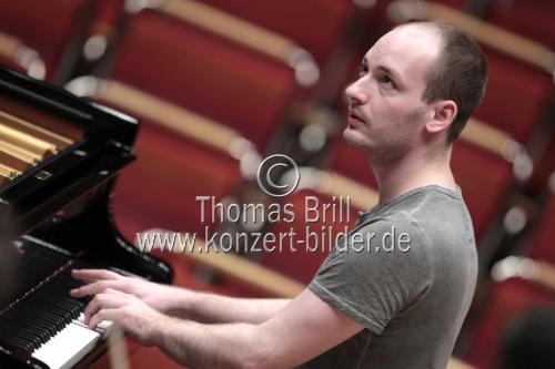 Russischer Pianist Nikolai Tokarew begleitet das Kölner Kammerorchester unter der Leitung des deutschen Dirigenten Christian Ludwig in der Philharmonie Köln (© Thomas Brill)