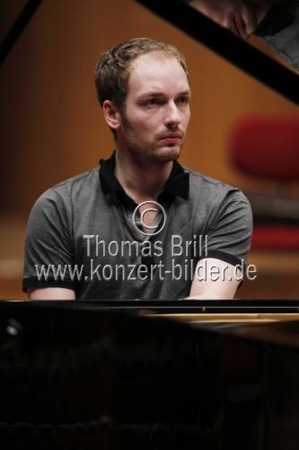 Russischer Pianist Nikolai Tokarew begleitet das BBC Symphony Orchestra unter der Leitung des tschechische Dirigenten Jirí Belohlávek in der Philharmonie Köln (© Thomas Brill)