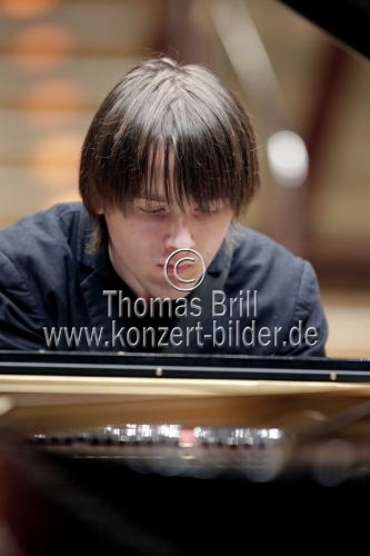 Russische Pianist Daniil Trifonov begleitet die Wiener Philharmoniker unter der Leitung des russischen Dirigenten Valery Abisalovic Gergiev in der Philharmonie Köln (&copy; Thomas Brill)