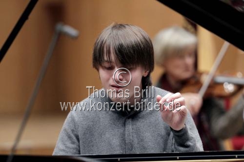Russische Pianist Daniil Trifonov begleitet die Deutsche Kammerphilharmonie Bremen unter der Leitung des russischen Dirigenten Mikhail Pletnev in der Philharmonie Köln (© Thomas Brill)