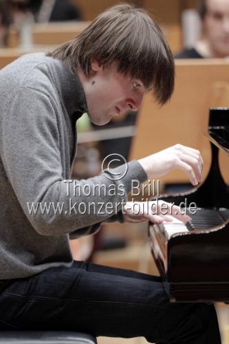 Russische Pianist Daniil Trifonov begleitet die Deutsche Kammerphilharmonie Bremen unter der Leitung des russischen Dirigenten Mikhail Pletnev in der Philharmonie Köln (&copy; Thomas Brill)