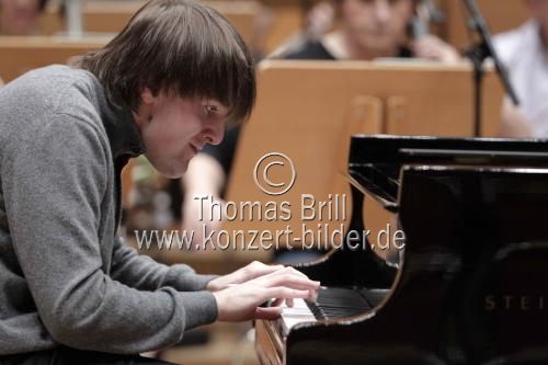 Russische Pianist Daniil Trifonov begleitet die Deutsche Kammerphilharmonie Bremen unter der Leitung des russischen Dirigenten Mikhail Pletnev in der Philharmonie Köln (© Thomas Brill)