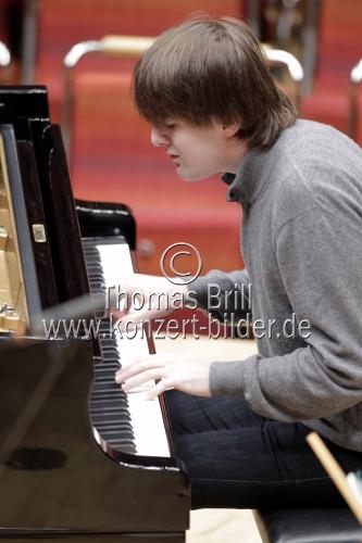 Russische Pianist Daniil Trifonov begleitet die Deutsche Kammerphilharmonie Bremen unter der Leitung des russischen Dirigenten Mikhail Pletnev in der Philharmonie Köln (© Thomas Brill)