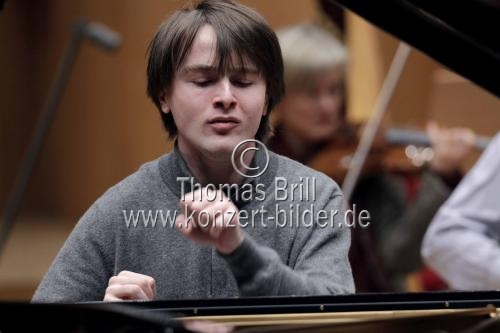 Russische Pianist Daniil Trifonov begleitet die Deutsche Kammerphilharmonie Bremen unter der Leitung des russischen Dirigenten Mikhail Pletnev in der Philharmonie Köln (© Thomas Brill)
