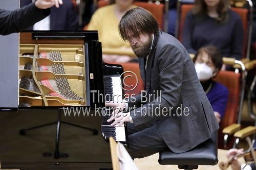 Russische Pianist Daniil Trifonov gastiert in Begleitung des Orchestre National de France unter der Leitung des rumänischen Dirigenten Cristian Macelaru in der Philharmonie Köln (&copy; Thomas Brill)