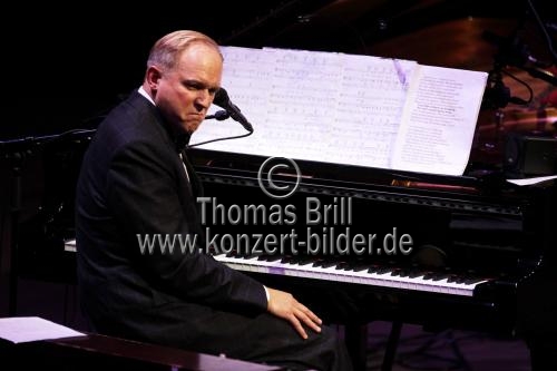 Deutsche Schauspieler und Musiker Ulrich Tukur gastiert mit seinen Rhythmus Boys auf seiner 