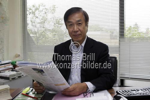 Direktor des Japanisches Kulturinstitut Köln Prof. Koji Ueda im NRW Forum Düsseldorf vor und im Japanisches Kulturinstitut Köln (© Thomas Brill)