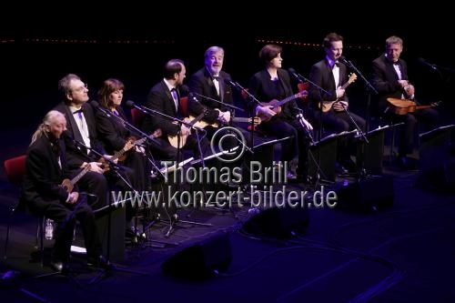 Britische komödiantische Musikgruppe The Ukulele Orchestra of Great Britain gastiert auf ihrer 