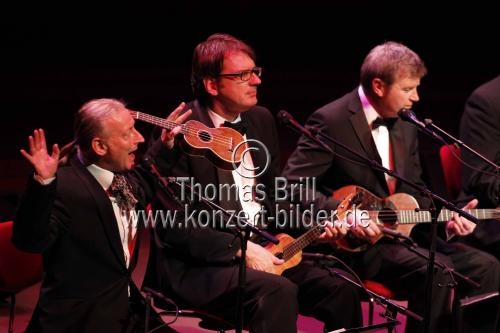 Britische komödiantische Musikgruppe The Ukulele Orchestra of Great Britain gastiert beim 21. Köln Comedy Festival in der Philharmonie Köln (© Thomas Brill)