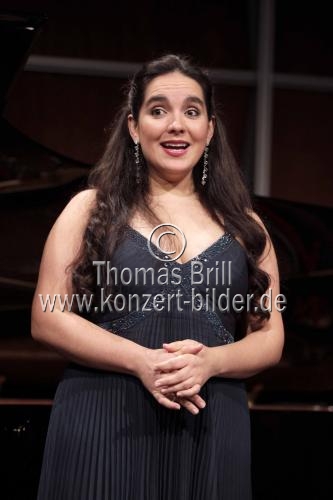 Chilenische Sopranistin Carolina Ullrich gastiert in Begleitung des brasilianischen Pianisten Marcelo Amaral im Kammermusiksaal des Deutschlandfunk Köln (© Thomas Brill)