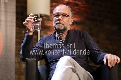 Deutsche Klimaschutzaktivistin Luisa Neubauer und der deutsche Journalist Bernd Ulrich reden „Vom Klima und unserer Zukunft“ im Rahmen der phil.COLOGNE 2021 in den Balloni-Hallen Köln (&copy; Thomas Brill)