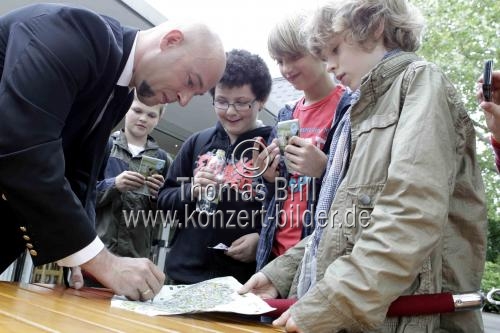Deutsche Pop-Rock-Band Unheilig gastiert mit ihrem Sänger Bernd Heinrich Graf (Der Graf) auf ihrer 