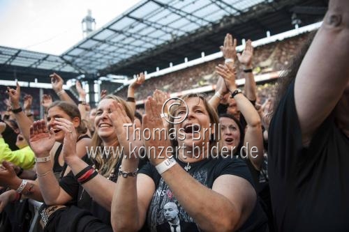 Deutsche Pop-Rock-Band Unheilig gastiert mit ihrem Sä?nger Bernd Heinrich Graf (Der Graf) auf ihrer 