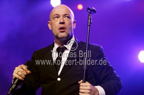 Deutsche Pop-Rock-Band Unheilig gastiert mit ihrem Sänger Bernd Heinrich Graf (Der Graf) auf ihrer 