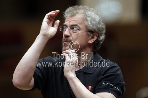 Finnischer Dirigent Osmo Vänskä leitet das Minnesota Orchestra in Begleitung des amerikanischen Violinisten Joshua Bell in der Philharmonie Köln (&copy; Thomas Brill)