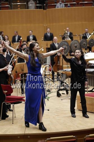 Deutsche Percussionistin Vivi Vassileva gastiert in Begleitung das Gürzenich-Orchester Köln unter der Leitung der Dirigentin Elim Chan in der Kölner Philharmonie (&copy; Thomas Brill)