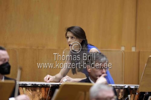 Deutsche Percussionistin Vivi Vassileva gastiert in Begleitung das Gürzenich-Orchester Köln unter der Leitung der Dirigentin Elim Chan in der Kölner Philharmonie (&copy; Thomas Brill)