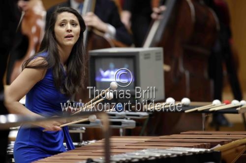 Deutsche Percussionistin Vivi Vassileva gastiert in Begleitung das Gürzenich-Orchester Köln unter der Leitung der Dirigentin Elim Chan in der Kölner Philharmonie (© Thomas Brill)