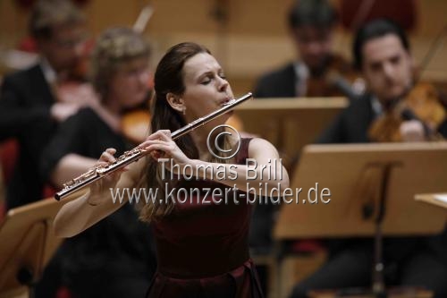 Slowenische Flötistin Alja Velkaverh gastiert in Begleitung des Gürzenich-Orchester Köln unter der Leitung des deutschen Dirigenten Markus Stenz in der Philharmonie Köln (&copy; Thomas Brill)