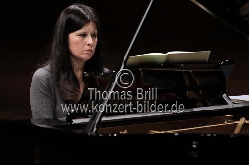 Amerikanische Pianistin Ana-Maria Vera gastiert in Begleitung der spanischen Violinistin Leticia Moreno in der Kölner Philharmonie (&copy; Thomas Brill)