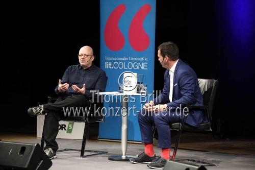Deutscher Schriftsteller Timur Vermes im Gespräch mit dem deutschen Fernsehmoderator Roberto Cappelluti über seinen neuen Roman 