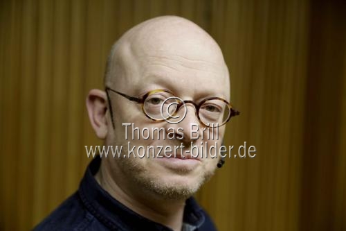 Deutscher Schriftsteller Timur Vermes im Gespräch mit dem deutschen Fernsehmoderator Roberto Cappelluti über seinen neuen Roman 