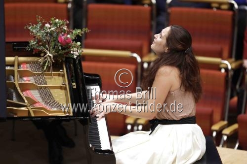 Russische Pianistin Anna Vinnitskaya gastiert in Begleitung des Gürzenich-Orchester Köln unter der Leitung des russischen Dirigenten polnischer Abstammung Andrei Boreiko in der Kölner Philharmonie (&copy; Thomas Brill)