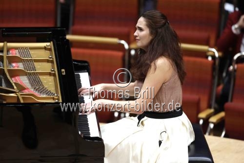 Russische Pianistin Anna Vinnitskaya gastiert in Begleitung des Gürzenich-Orchester Köln unter der Leitung des russischen Dirigenten polnischer Abstammung Andrei Boreiko in der Kölner Philharmonie (&copy; Thomas Brill)