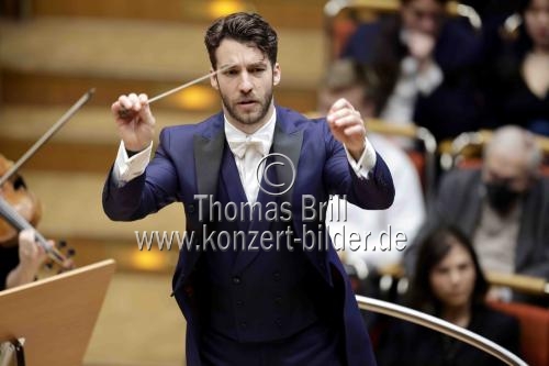 Schweizer Dirigent Lorenzo Viotti leitet das Gürzenich-Orchester Köln in der Philharmonie Köln (&copy; Thomas Brill)