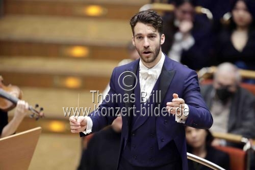 Schweizer Dirigent Lorenzo Viotti leitet das Gürzenich-Orchester Köln in der Philharmonie Köln (&copy; Thomas Brill)