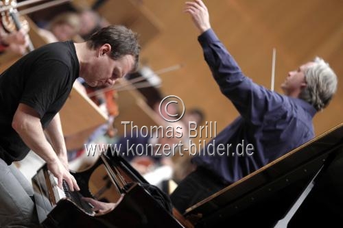 Deutsche Pianist Lars Vogt begleitet das Gürzenich Orchester Köln unter der Leitung des deutschen Dirigenten Markus Stenz in der Philharmonie Köln (© Thomas Brill)