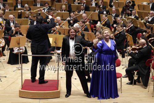 Lettische Dirigent Andris Nelsons leitet das Bayreuther Festspielorchester in der Kölner Philharmonie (© Thomas Brill)