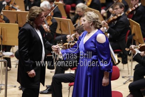 Lettische Dirigent Andris Nelsons leitet das Bayreuther Festspielorchester in der Kölner Philharmonie (&copy; Thomas Brill)