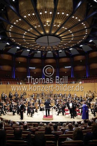 Lettische Dirigent Andris Nelsons leitet das Bayreuther Festspielorchester in der Kölner Philharmonie (&copy; Thomas Brill)