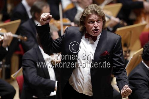 Lettische Dirigent Andris Nelsons leitet das Bayreuther Festspielorchester in der Kölner Philharmonie (© Thomas Brill)