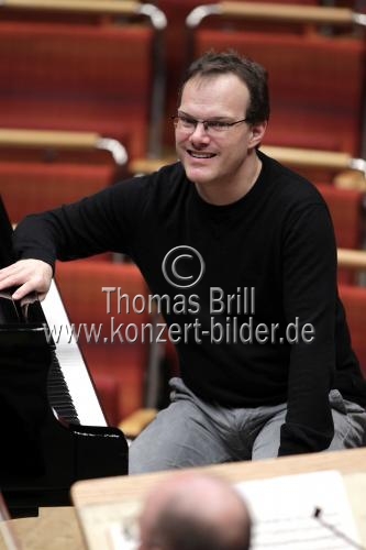 Deutsche Pianist Lars Vogt begleitet das Gürzenich Orchester Köln unter der Leitung des deutschen Dirigenten Markus Stenz in der Philharmonie Köln (&copy; Thomas Brill)