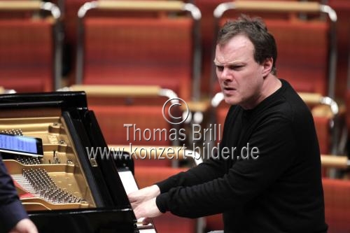 Deutsche Pianist Lars Vogt begleitet das Gürzenich Orchester Köln unter der Leitung des deutschen Dirigenten Markus Stenz in der Philharmonie Köln (&copy; Thomas Brill)