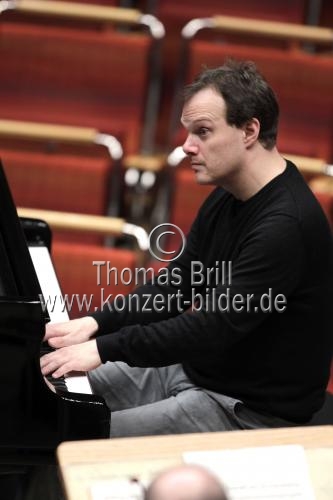 Deutsche Pianist Lars Vogt begleitet das Gürzenich Orchester Köln unter der Leitung des deutschen Dirigenten Markus Stenz in der Philharmonie Köln (&copy; Thomas Brill)