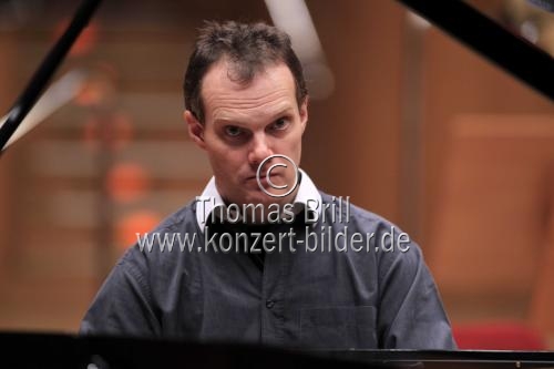 Deutsche Pianist Lars Vogt begleitet das London Philharmonic Orchestra unter der Leitung des  kanadischen Dirigenten Yannick Nézet-Séguin in der Philharmonie Köln (© Thomas Brill)