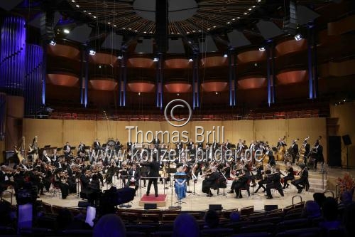 Der deutsche Tenor Klaus Florian Vogt und der schottische Mezzosopran Karen Cargill gastieren in Begleitung des WDR Sinfonieorchester Köln unter der Leitung des rumänischen Dirigenten Cristian Macelaru in der Kölner Philharmonie (© Thomas Brill)