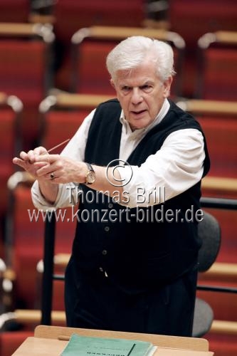 Dirigent Christoph von Dohnanyi leitet das NDR Sinfonieorchester in der Philharmonie Kln (© Thomas Brill)